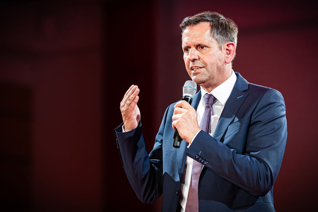 Ministerpräsident Lies sieht in der Transformation von Wirtschaft und Gesellschaft eine Chance. (Archivbild)