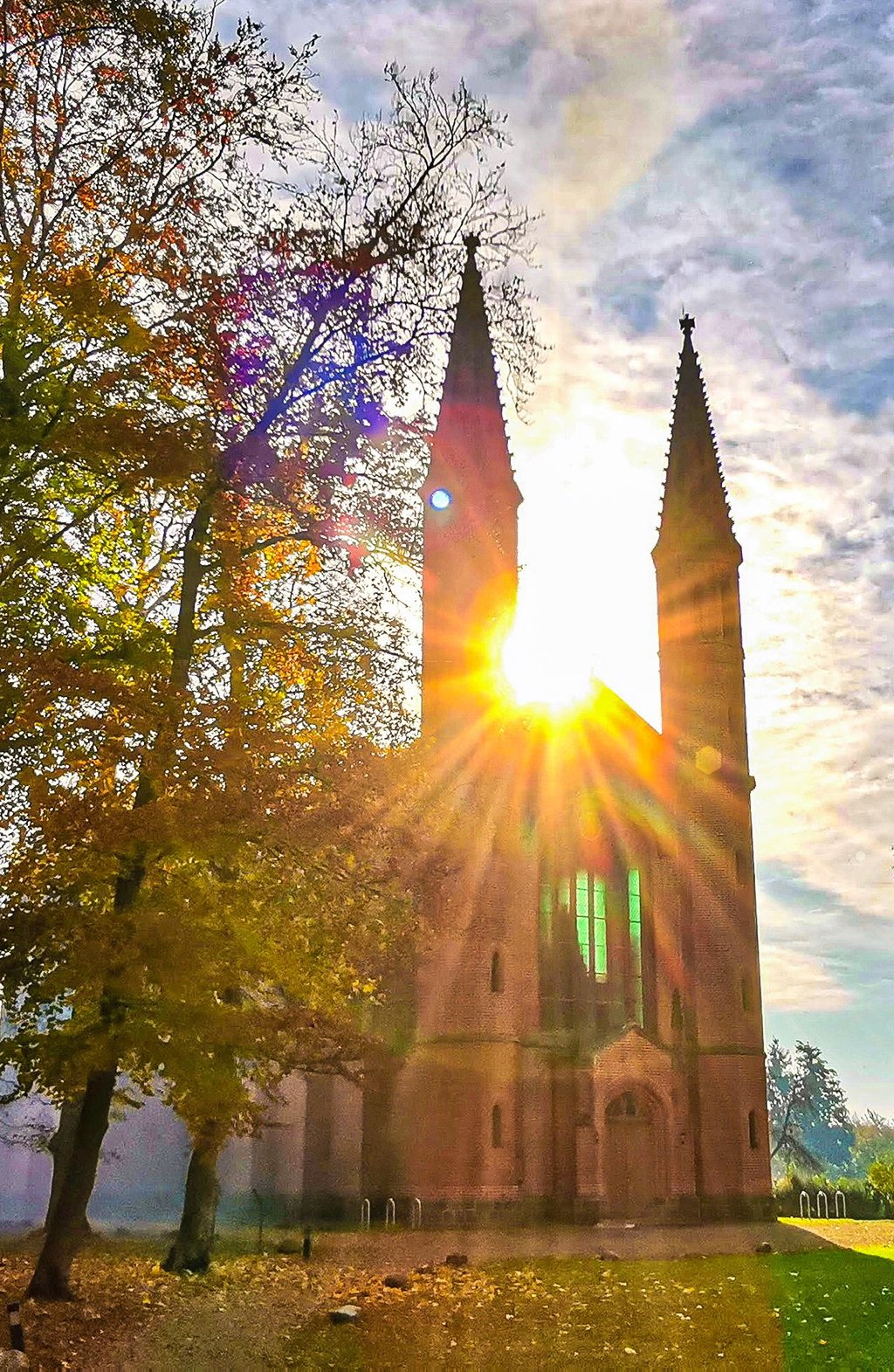 Eine ungewöhnliche Aufnahme der Letzlinger Schlosskirche. Die Sonne durchbricht den Morgennebel über der Kirche. Die kann jetzt auch virtuell besichtigt werden.