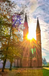 Eine ungewöhnliche Aufnahme der Letzlinger Schlosskirche. Die Sonne durchbricht den Morgennebel über der Kirche. Die kann jetzt auch virtuell besichtigt werden.