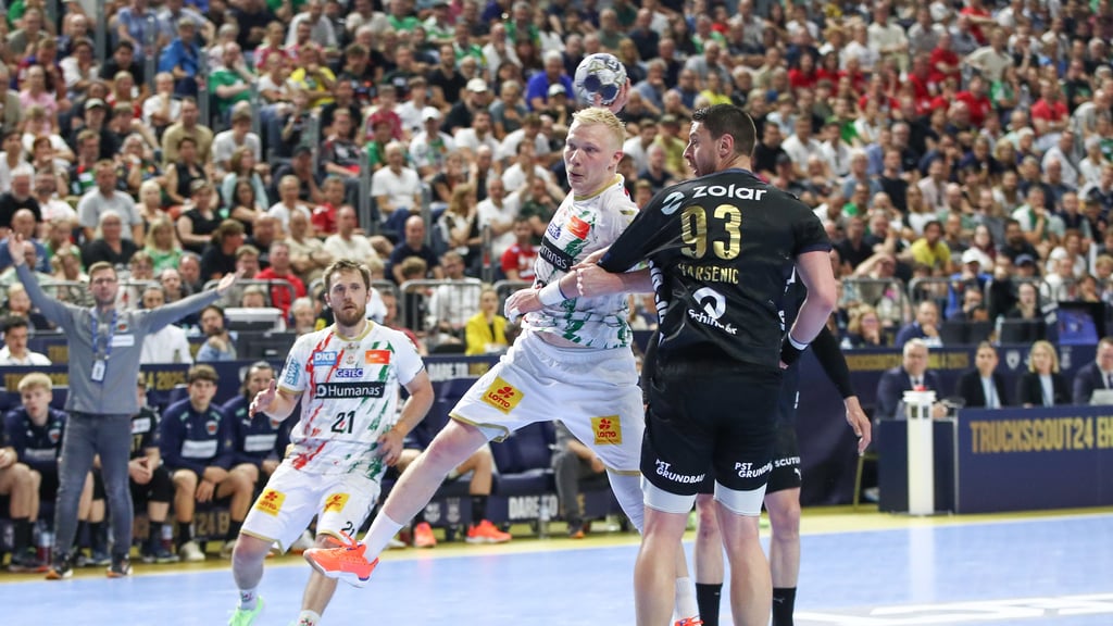 SCM-Kreisläufer Magnus Saugstrup ist bei der Wahl zum Top-Team der Saison sogar in zwei Kategorien nominiert. Auch Albin Lagergren (l.) und Mijajlo Marsenic von den Füchsen Berlin stehen auf den Listen.