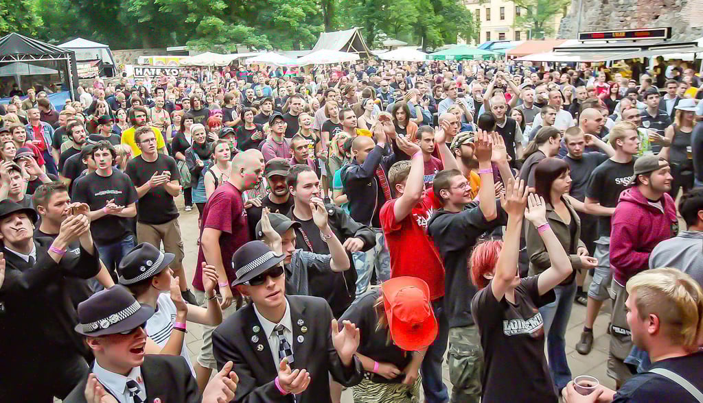 Viele junge Leute feiern das Ska-Festival voller Musik und Tanz und lassen von Donnerstag bis Samstag die Burg Roßlau erbeben.