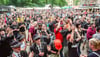 Viele junge Leute feiern das   Ska-Festival  voller Musik und Tanz und lassen von Donnerstag bis Samstag die Burg Roßlau erbeben. 