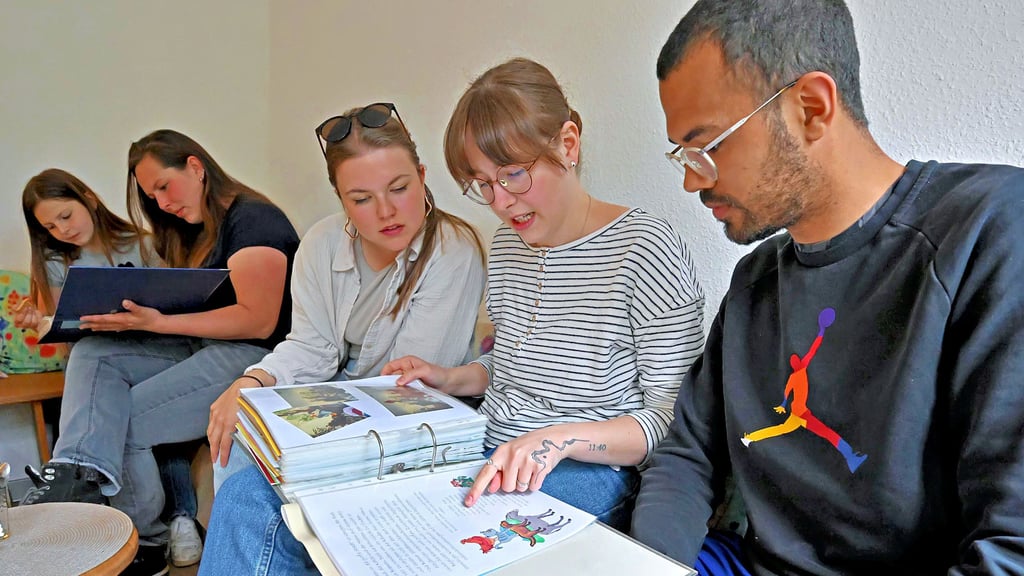 Adrian Traore, Anna-Lena Blencke, Antonia Bormann und Josephine Otte (von rechts) blättern in Erinnerungen.