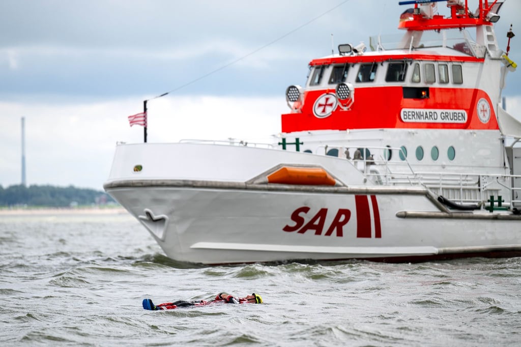 Seenotretter bergen ein Seglerpaar von einer brennenden Jacht. (Symbolbild)