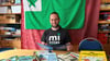 Hartmut Koblischke vor der Flagge der Esperantisten. Der Magdeburger ist einer der wenigen Esperanto-Sprechenden in Sachsen-Anhalt.