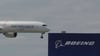 Die zwei großen Konkurrenten: Ein Airbus fliegt bei einer Vorführung auf der Luftfahrtmesse Salon du Bourget an einem Logo von Boeing vorbei.