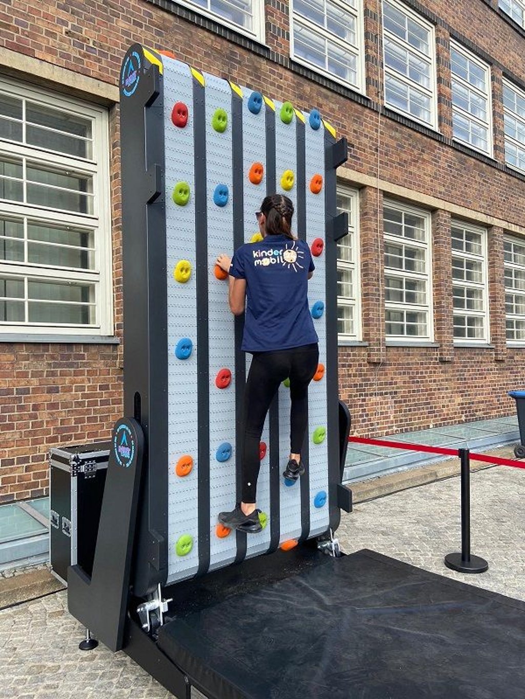 Bei der Bundeswehr-Rallye am Tag der Bundeswehr in Delitzsch können Kinder die Endloskletterwand erklimmen und ihr Geschick beweisen.