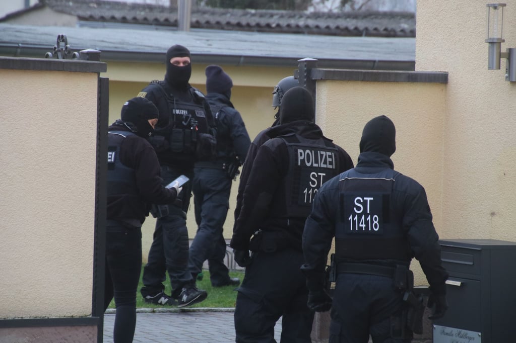 Schlag gegen Rechtsextreme: Die Polizei Sachsen-Anhalt bei einer Razzia im Einsatz.