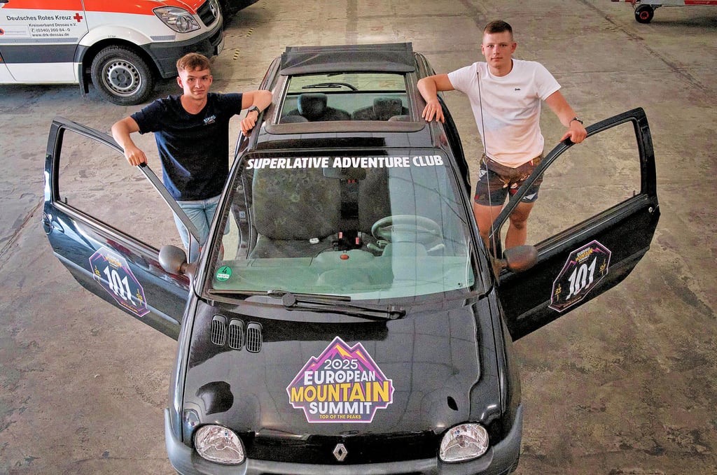 Jannis Thiele (li) und Malik Kampfenkel wollen in fünf Tagen 1.500 km mit ihrem Twingo zurücklegen.