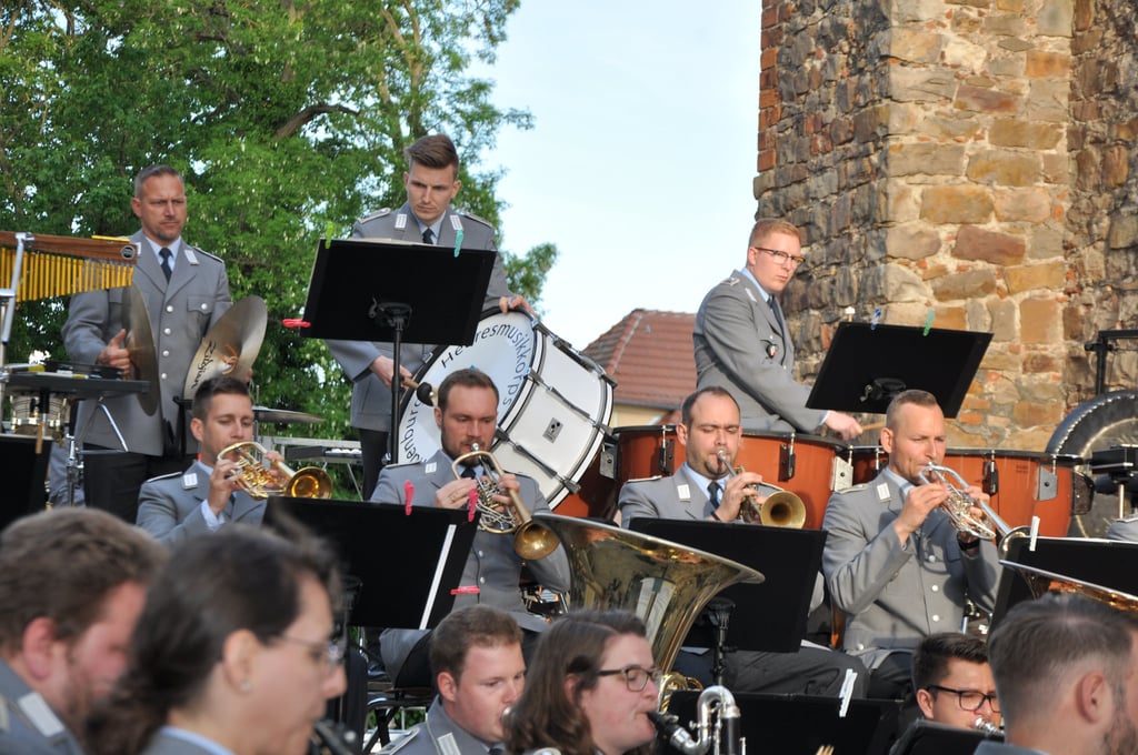Das Benefizkonzertdes Heeresmusikkorps Neubrandenburg am Fuße des Havelberger Domes lockt stets viele Musikfreunde an.