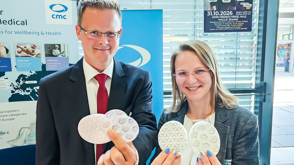 Maria Arkhipova (r.) und Benjamin Wenzel zeigen die biologisch abbaubaren Peelingpads, mit denen sich CMC um den Preis beworben hat.