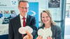 Maria Arkhipova (r.) und Benjamin Wenzel zeigen die biologisch abbaubaren Peelingpads, mit denen sich CMC um den Preis beworben hat. 