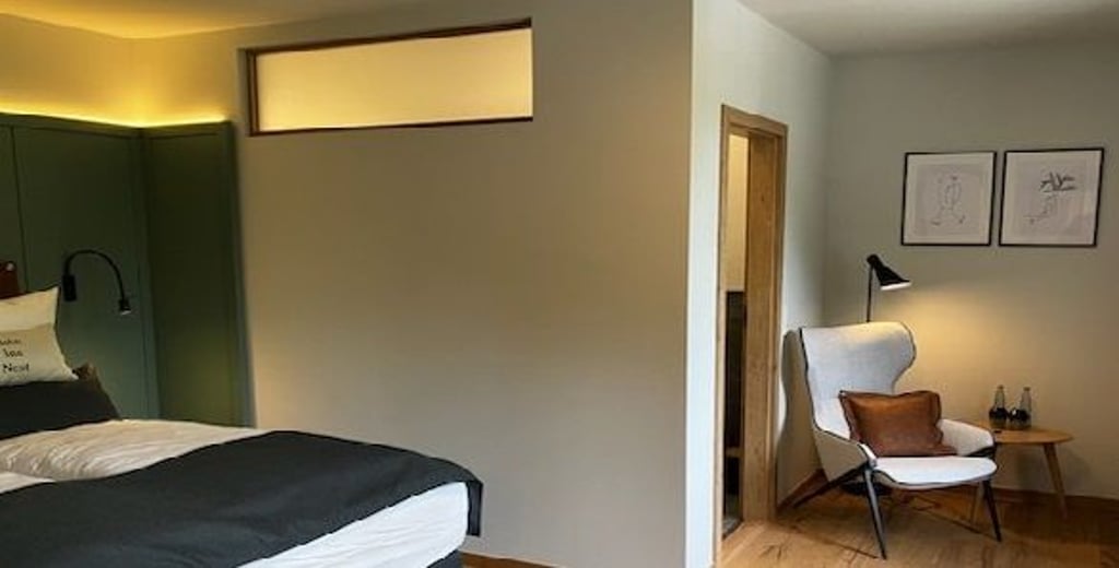 Blick in eins der Hotelzimmer im umgebauten Gasthaus Zum Falken.