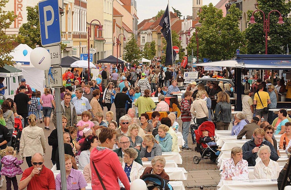Ein Bild vom Rossmarkt aus früheren Tag: Ganz Roßlau war da immer auf den Beinen.