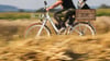 Auf dem Rad statt querfeldein: Hohes Gras und Getreidefelder sind im Sommer tabu für Vierbeiner.