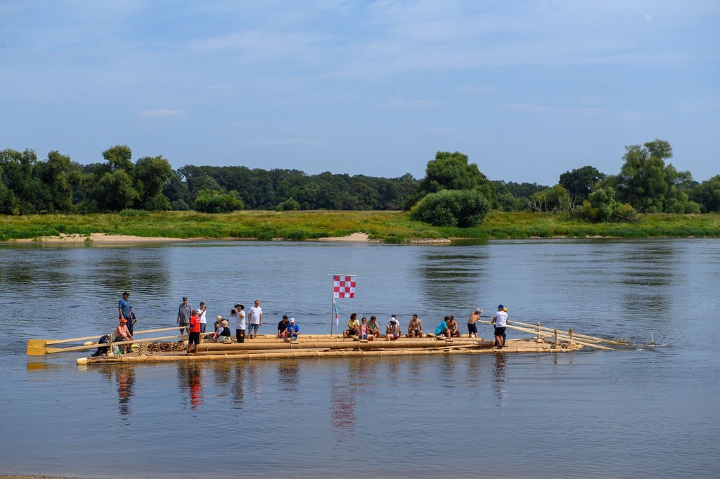 Beim Deutschen Flößertag in Magdeburg soll es mit einem selbstgebauten Floß über die Elbe gehen. (Archivbild)