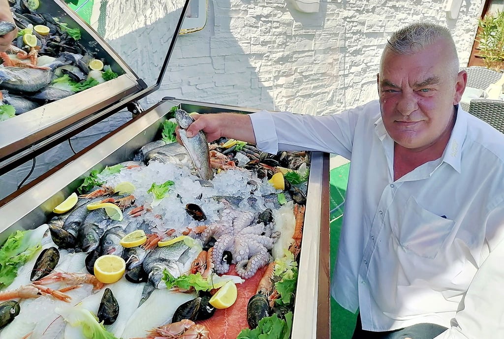 „El Greco Palace“-Wirt Ioannis Manasaras will seinen Gästen immer wieder etwas Neues anbieten. Die Hightech-Frischfisch-Theke produziert übrigens vollautomatisch Eis zur Kühlung der Rohware.