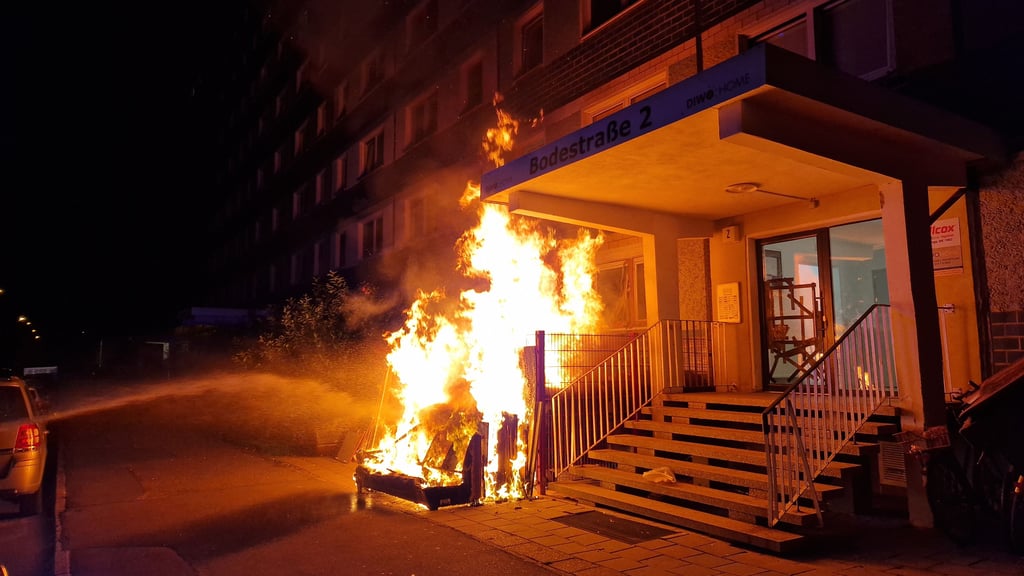 Vor dem Wohnblock in der Bodestraße in Halle ging Unrat in Flammen auf.