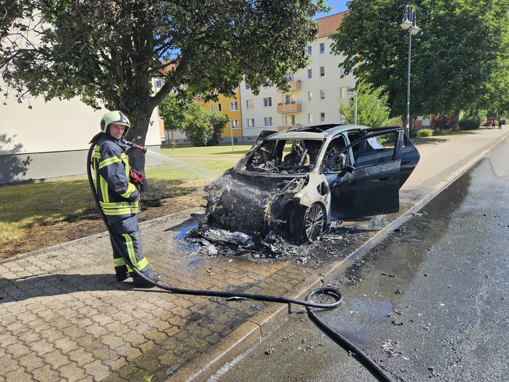 Kamerad der Braunsbedraer Wehr übernimmt letzte Löscharbeiten.