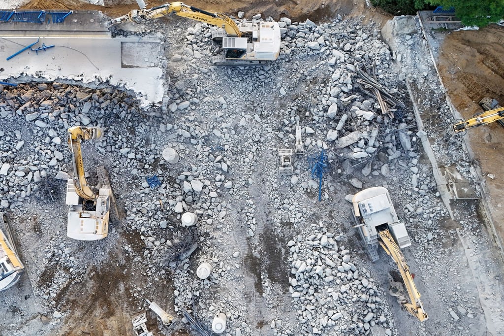 Mit zehn Baggern und 40 Mitarbeitern wird am Brückenabriss gearbeitet.