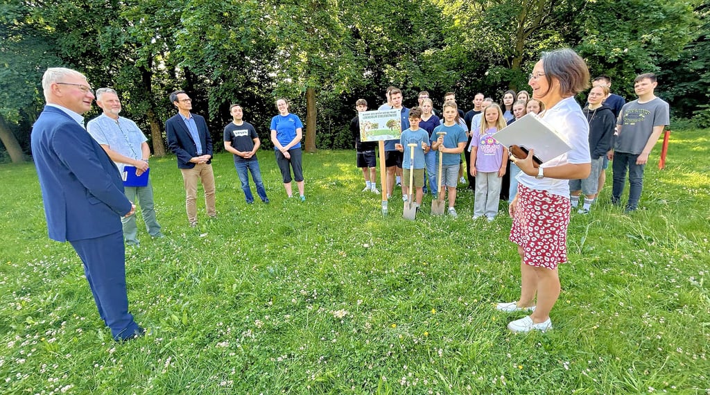 Beim symbolischen Spatenstich vor dem Gymnasium beginnen Stadt, Schule und Nabu ihr gemeinsames Streuobstwiesenprojekt.