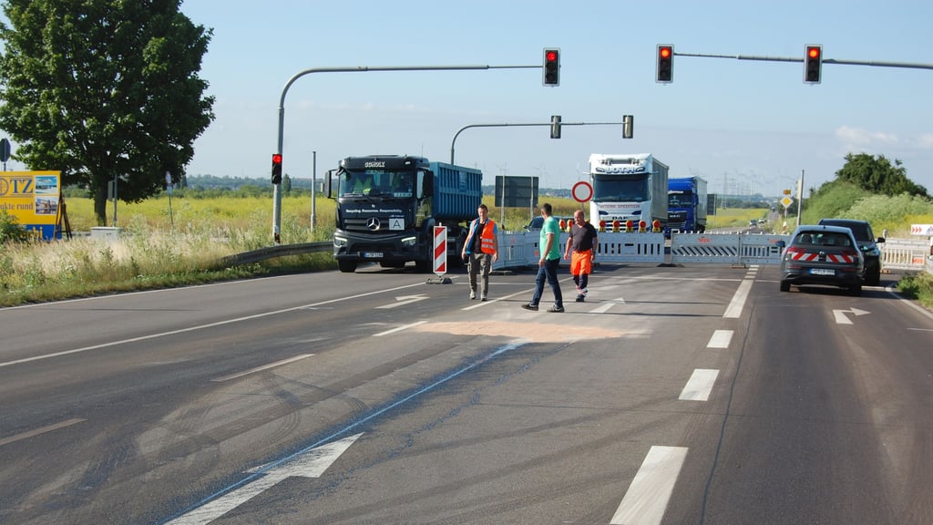 Auf der B91 hat ein Lkw in Richtung Weißenfels Bitumen verloren.