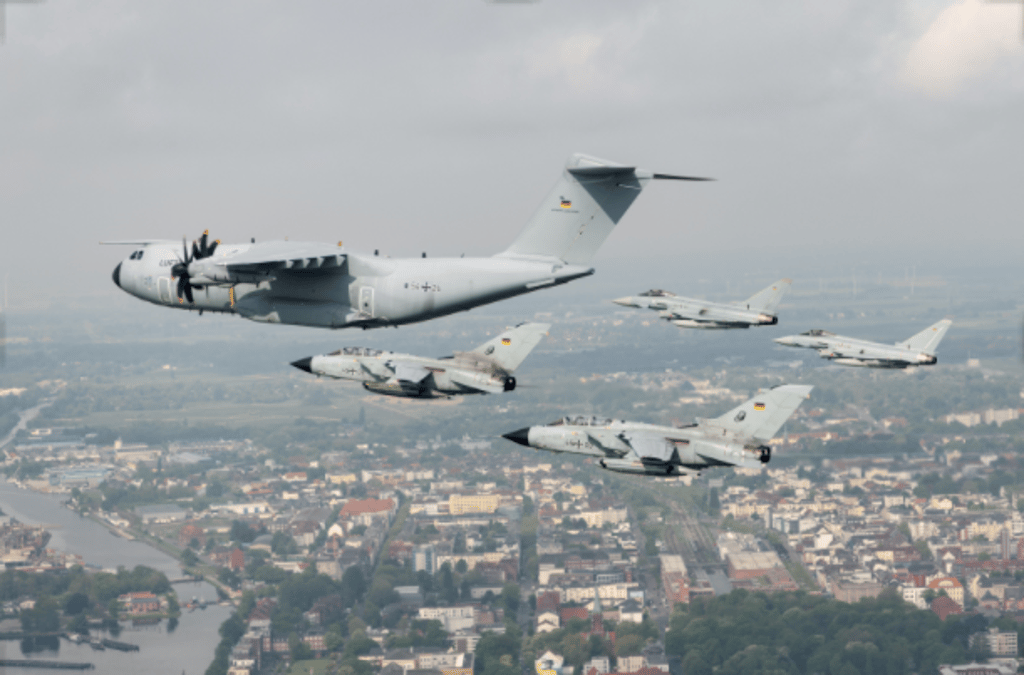 Die Luftwaffe zeigt mit drei tiefen Überflügen von Tornado, Eurofighter und A400 M ihre Fähigkeiten beim Tag der Bundeswehr an der Unteroffizierschule des Heeres in Delitzsch.