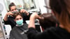 Friseure haben ab Mitte 2020 unter strengen Auflagen öffnen dürfen.