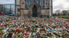 Magdeburg plant einen dauerhaften Gedenkort für die Opfer des Anschlags vom Weihnachtsmarkt Ende 2024. Danach hatten zunächst Hunderte Kerzen und Blumen an die Opfer erinnern sollen. (Archivbild)