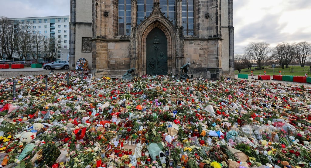 Magdeburg plant einen dauerhaften Gedenkort für die Opfer des Anschlags vom Weihnachtsmarkt Ende 2024. Danach hatten zunächst Hunderte Kerzen und Blumen an die Opfer erinnern sollen. (Archivbild)
