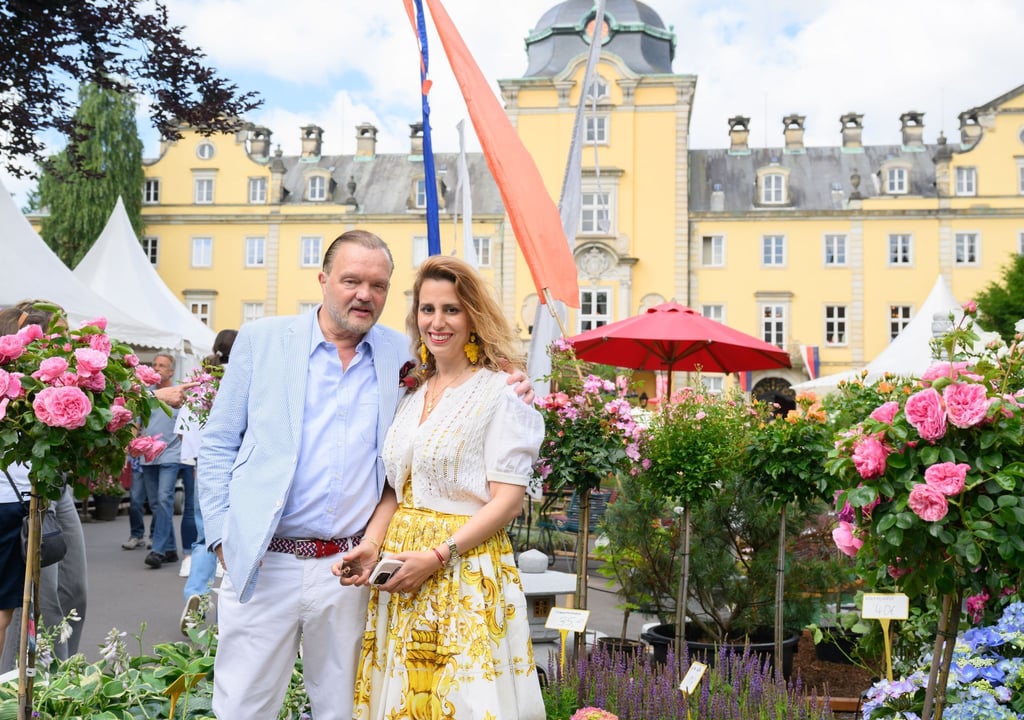 Alexander Fürst zu Schaumburg-Lippe und Mahkameh Fürstin zu Schaumburg-Lippe stehen bei der Landpartie am Schloss Bückeburg.