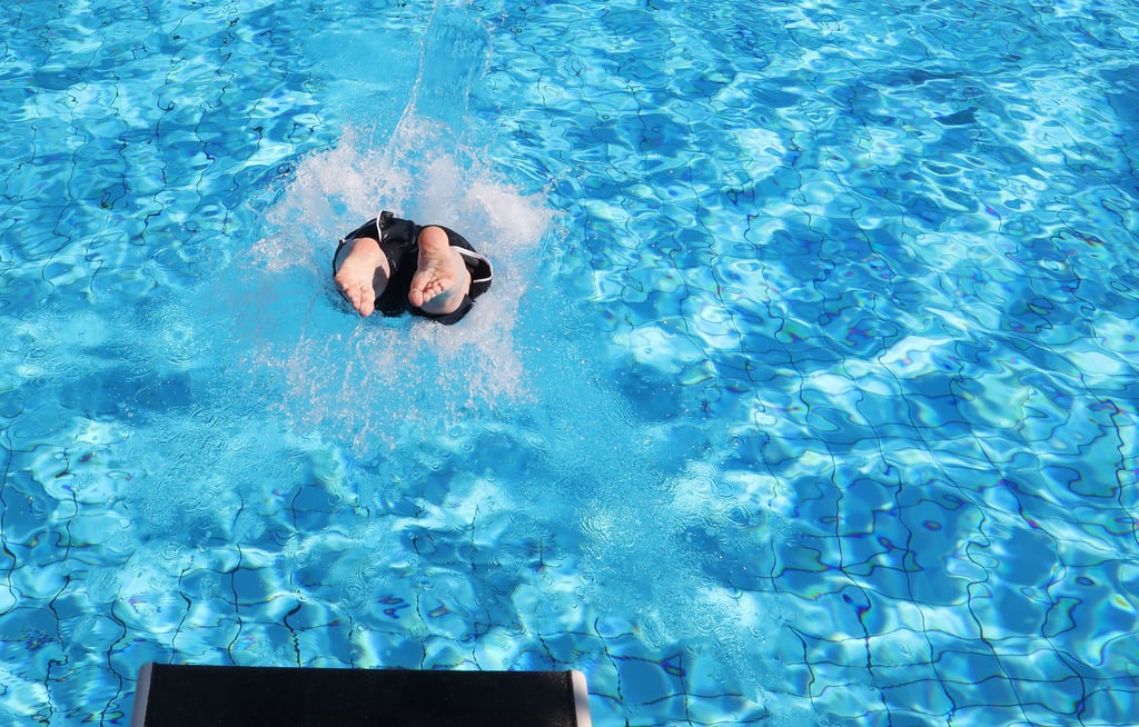 30 Grad und strahlende Sonne genießt man am besten im Freibad oder am See.