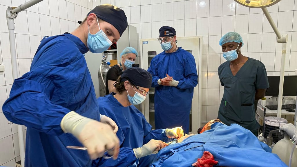 Das Team um Professor Armin Kraus (2. v. r.) im Centre Médical Hippokrate in Bujumbura bei einer Operation.
