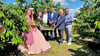Zur Eröffnung der Kirschsaison waren Landwirtschaftsminister Sven Schulze (3.v.r), Vorsitzender des Obstbauverbandes Sachsen & Sachsen-Anhalt, Jörg Geithel (2.v.r) bei Geschäftsführerin Elisabeth Schwitzky (3.v.l.) auf der Plantage zu Besuch.