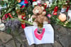Vor der Johanniskirche wurden Kuscheltiere, Kerzen und Blumen niedergelegt. Nun hat der Magdeburger Stadtrat entschieden, wie zukünftig ein Gedenken an den Anschlag auf den Weihnachtsmarkt aussehen soll.