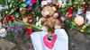 Vor der Johanniskirche wurden Kuscheltiere, Kerzen und Blumen niedergelegt. Nun hat der Magdeburger Stadtrat entschieden, wie zukünftig ein Gedenken an den Anschlag auf den Magdeburger Weihnachtsmarkt aussehen soll.