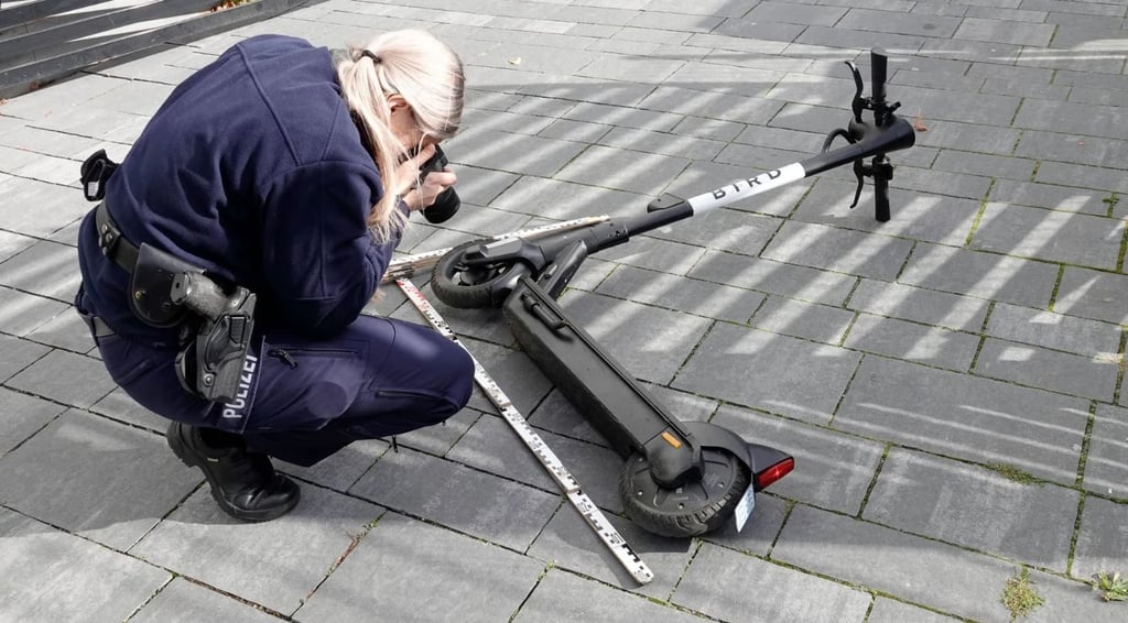 Ein E-Scooter ist, besetzt mit drei Menschen, in Halle in einen Unfall geraten.