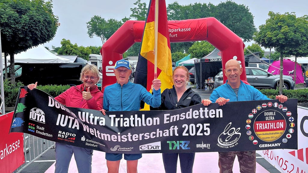 Steffen Fleischer mit seinem „Betreuer-Team“: Tochter Viktoria, Partnerin Christina Röhrborn (l.) und Vereinskamerad Thomas Vetter (r.) im Ziel des Ultra-Triathon.