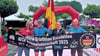Steffen Fleischer mit seinem „Betreuer-Team“: Tochter Viktoria, Partnerin Christina Röhrborn (l.) und Vereinskamerad Thomas Vetter (r.) im Ziel des Ultra-Triathon. 
