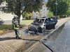Kamerad der Braunsbedraer Wehr übernimmt letzte Löscharbeiten.