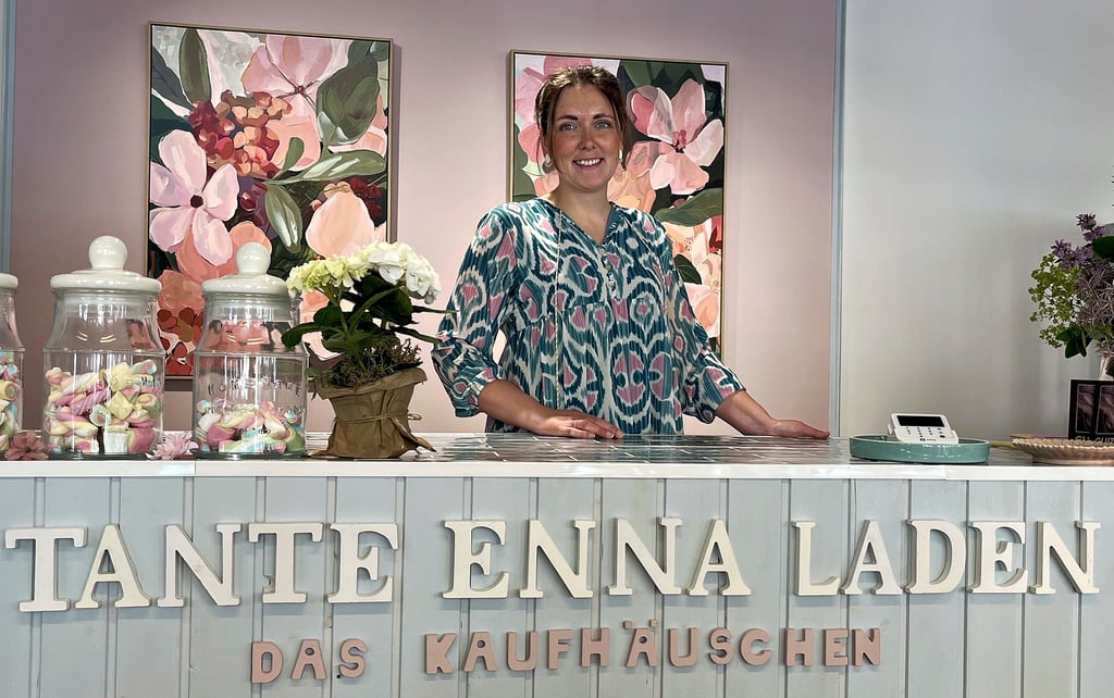 Carolin Buchholz am Montag in ihrem eigenen „Kaufhäuschen“ in Tangermünde. Bereits in den ersten Minuten ist der Kundenandrang rieisig.