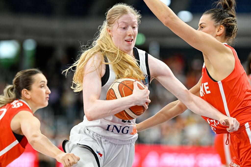 Frieda Bühner (M) und die deutschen Basketballerinnen würden sich über einen Besuch von Dirk Nowitzki freuen.