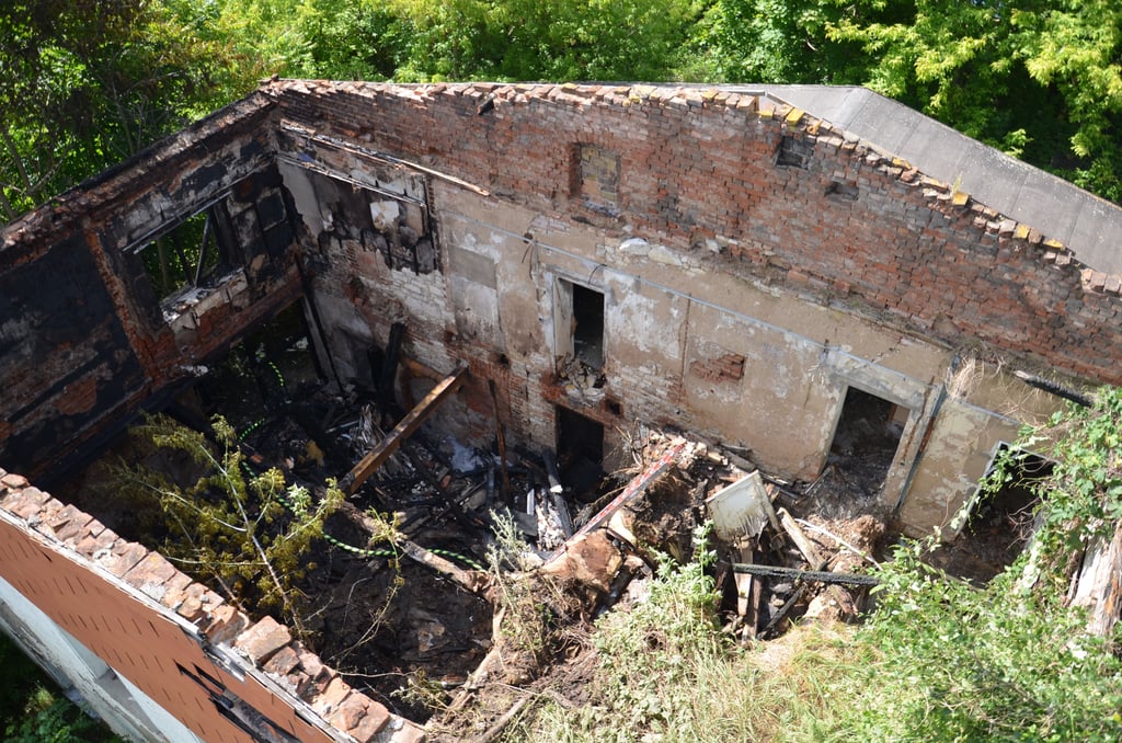 Dieses leerstehende Gewerbeobjekt in der Atzendorfer Straße brannte erneut. Nach dem Löscheinsatz der Feuerwehren Staßfurt und Löderburg sorgte das THW Staßfurt für den Abriss der Grundmauern.