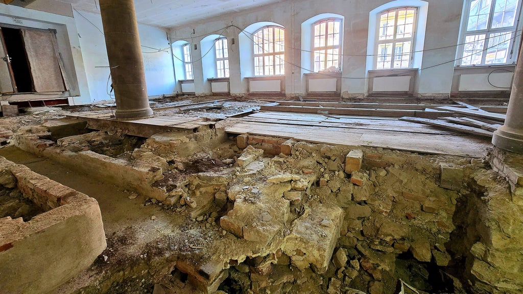 Die Decke zwischen Trauzimmer und Ratskeller gleicht einem Trümmerhaufen. Wegen massiver Baumängel ist das Wernigeröder Restaurant geschlossen.