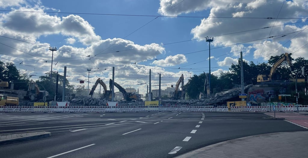 Die Ringbrücke am Damasckeplatz in Magdeburg ist Geschichte. Der Blick in die Innenstadt ist frei.