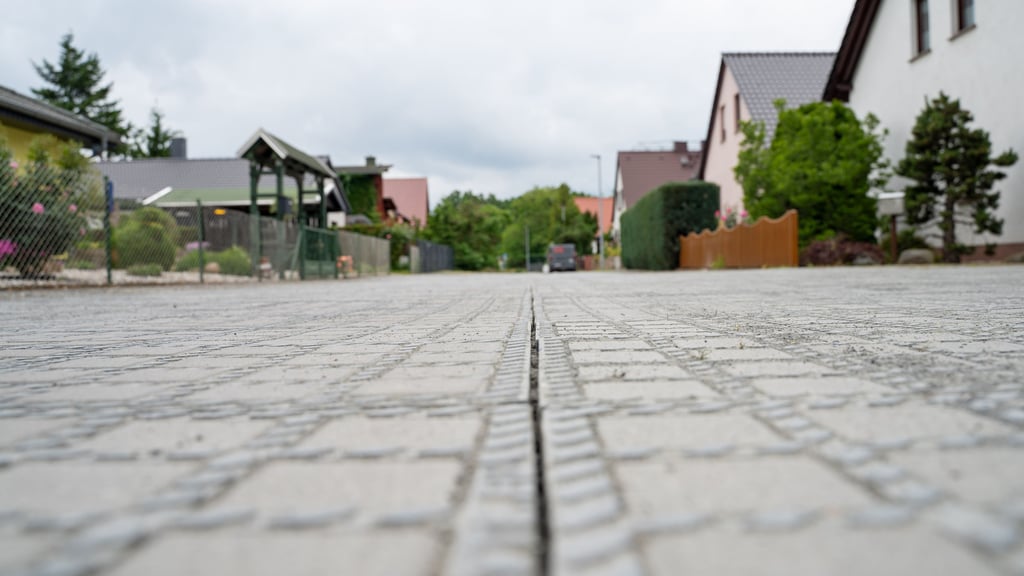 Eigentlich sollte in der Straße „Rotes Land“ alles besser werden, doch nach der Nachbesserung zeigen sich neue Probleme.