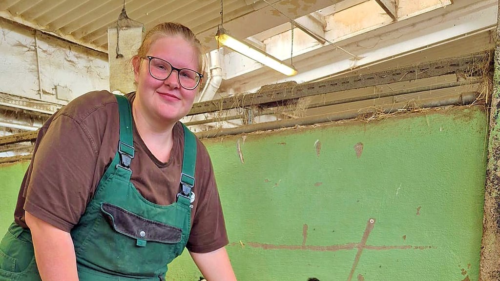 Bei den Kälbchen fühlt sich Lena Steffen am Wohlsten. Die angehende Tierwirtin aus Premsendorf punktet im bundesweiten Berufswettbewerb und gewinnt den vierten Platz gegen 10.000 Mitbewerber.