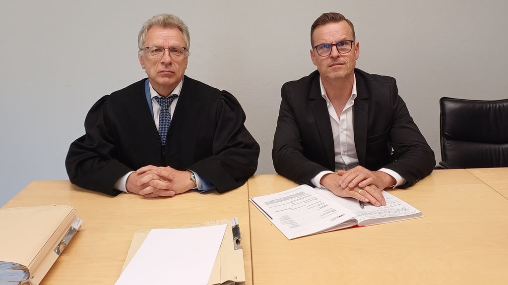 Marco Zeuner (rechts) und Anwalt Christian Rasch vor dem Verwaltungsgericht Magdeburg.