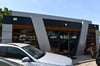 Die neue Verkaufsstelle des Autohandels in Magdeburg, der für die neue Straßenbahnstrecke verlegt wurde.