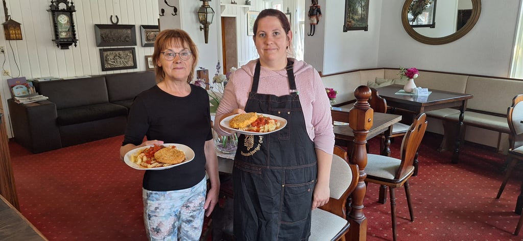 Anne-Dore Hilmer (links) und Janine Franke servieren an jedem Wochentag das Mittagessen. Diesmal gibt es Spirellinudeln mit Tomatensoße und Jägerschnitzel